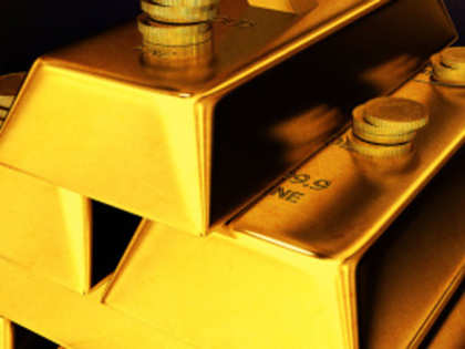 Gold falls on sluggish demand, global cues