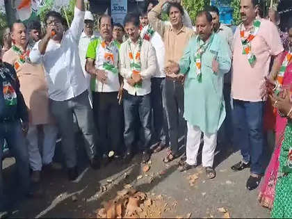 Congress holds 'Matka Phod' protest against water crisis in Delhi