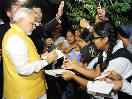 Modi's Japan visit 2014: PM breaks security cordon to mingle with Indian crowd