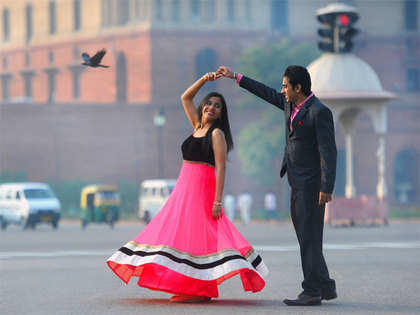 20 Beautiful Pose Ideas For Pre-Wedding Shoot - ArtsyCraftsyDad | Pre  wedding photoshoot outdoor, Pre wedding photoshoot props, Indian wedding  couple photography