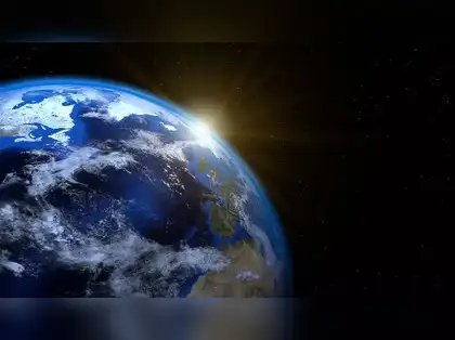 Why summer arrives when Earth is farthest from the Sun: the Aphelion paradox
