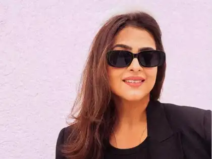 Hit ‘90s Bollywood actress, Amitabh Bachchan co-star once worked at a beauty salon in New Zealand
