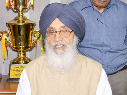 Parkash Singh Badal deplores booing of non-BJP Chief Ministers