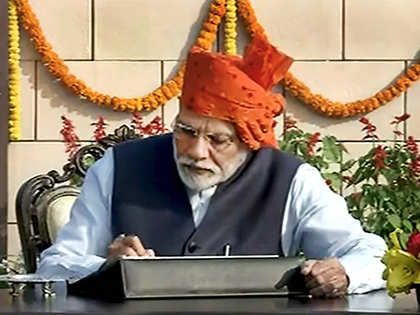 PM Modi continues 'safa' tradition, sports saffron 'bandhej' turban on 71st Republic Day
