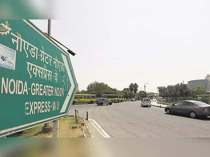 Developers on land acquisition spree on Noida Expressway