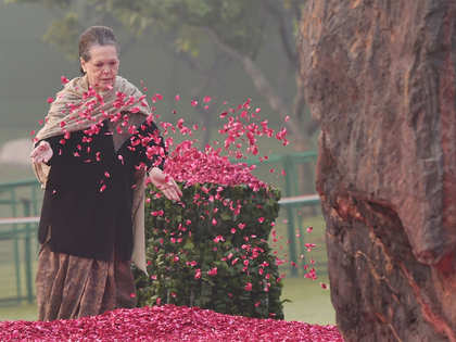 Sonia, Manmohan, Pranab pay tributes to Indira Gandhi on birth anniversary