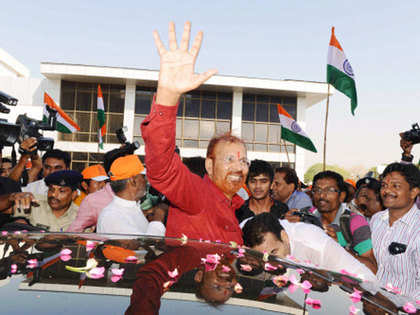 D G Vanzara returns home after 9 years, announces entry into public life