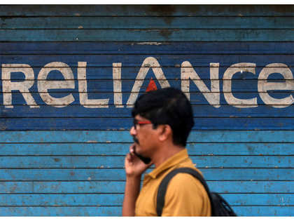 RCom tells SC it did not evade paying AGR dues , indicates it is not liable for SSTL's dues