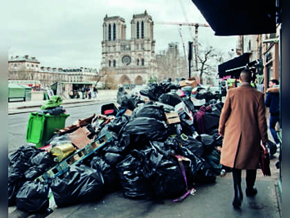 Paris garbage collectors to end strike