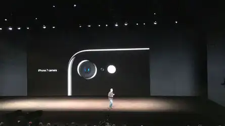 iPhone 7 also has a quad-LED flash with 50% light output, and can detect for the imperceptible flickering of energy efficient lights: Phil Schiller