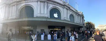 Crowds starting to gather outside the Bill Graham Civic Auditorium in San Francisco as the #iPhone7launch is just over an hour away!
