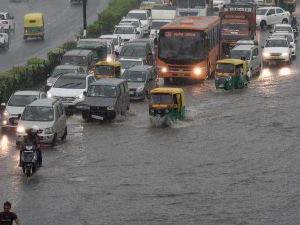 Heavy rains lead to waterlogging, traffic jam in Delhi - The Economic Times Video | ET Now