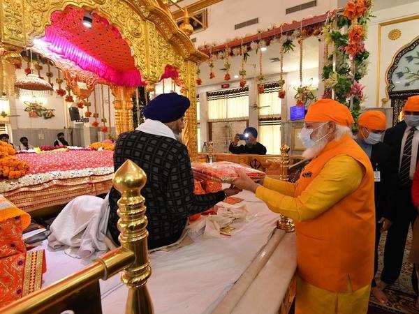PM Modi visits Gurudwara Rakab Ganj Sahib in New Delhi, pays tribute to  Guru Teg Bahadur - The Economic Times Video | ET Now