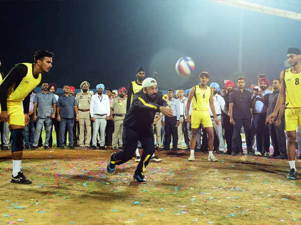 Akshay Kumar Enjoys A Volleyball Game With Police Staff In Dehradun (Watch  Video) | 🎥 LatestLY