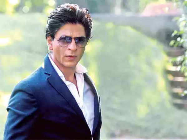 Shah Rukh Khan strikes his iconic pose from Mannat for fans on Eid