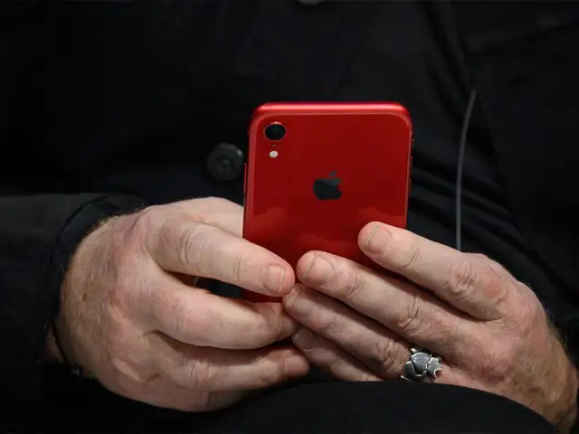 Iphone Apple Gets The Message Slashes Iphone Xr Prices From Friday