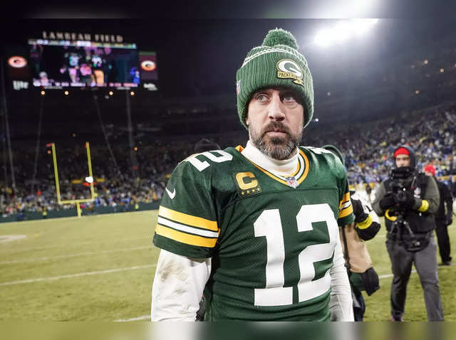 Aaron Rodgers officially traded to New York Jets; holds first