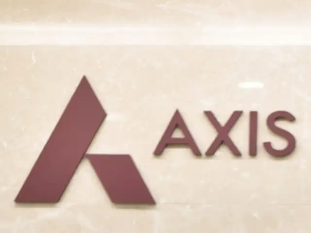 Axis Bank Axis Bank Suspends 24 Employees 50 Accounts Under Lens