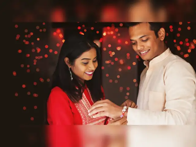 Raksha Bandhan 2025: इन चीजों से बनी राखियां होती हैं अशुभ, भाई के जीवन में ला सकती हैं बर्बादी, भूलकर भी न बांधें ये राखी