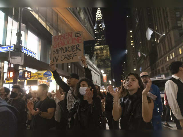 Never Again for Anyone': Jewish Protesters Demanding Gaza Cease-Fire  Arrested in Grand Central Station