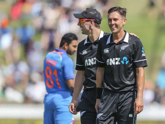 Trent Boult: Boult, Grandhomme swings 
