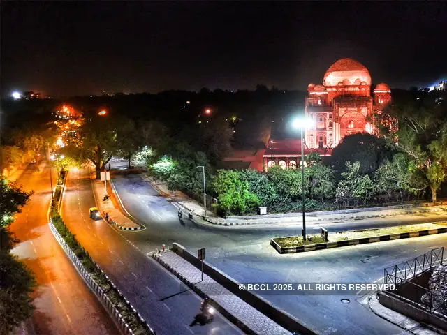 Delhi Weekend Curfew Life Comes To Halt As Weekend Curfew Underway In Delhi The Economic Times