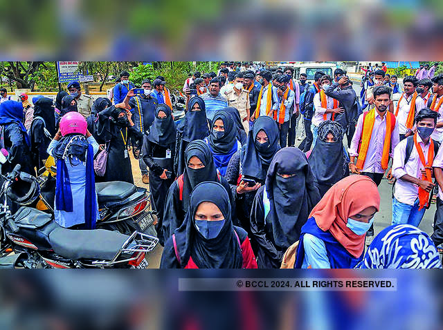 https://img.etimg.com/thumb/width-640,height-480,imgsize-1949277,resizemode-75,msid-89418100/news/india/pro-hijab-protestors-urge-karnataka-to-rescind-order-on-uniforms/pro-hijab-protestors-urge-state-to-rescind-order-on-uniforms.jpg