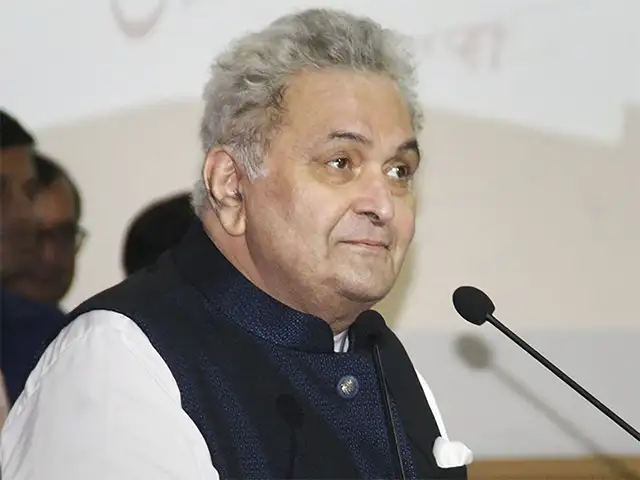 Rishi Kapoor Rishi Kapoor Heads To The Us For Medical Treatment After 45 Yrs Of Wear And Tear The Economic Times Rishi kapoor even did not buy a ring for neetu singh on marriage (photos) | showbiz bites. rishi kapoor rishi kapoor heads to the