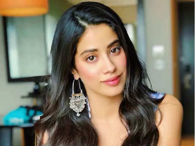 Janhvi Kapoor in a pink saree – South India Fashion | Fashion, Corset  fashion outfits, Saree look