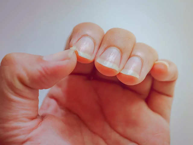 Applying gel polish to overcome nail fragility! Vibeauty.nl