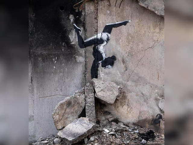 https://img.etimg.com/thumb/width-640,height-480,imgsize-223036,resizemode-75,msid-95476721/news/international/uk/graffiti-artist-banksy-confirms-his-presence-in-ukraine-with-this-artwork-see-images/banksy-.jpg