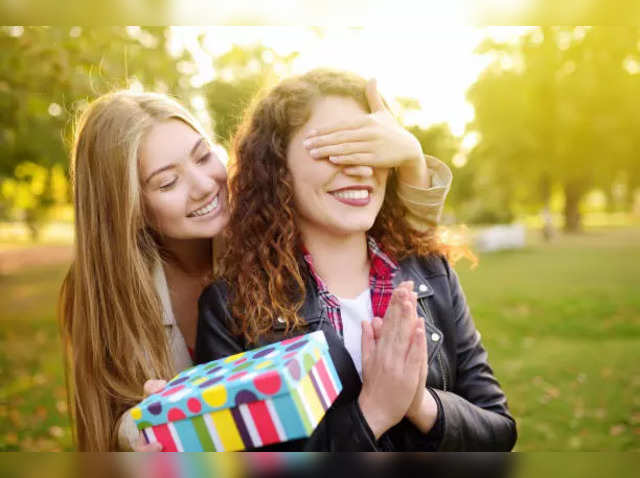 5 Ways to Surprise Your Sister on Her Birthday - Ferns N Petals