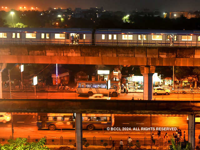 Packed Kolkata Metro Rake Completes Run With Door Open The