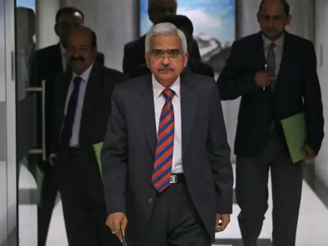Rbi Rate Cut View Rbi Governor Shaktikanta Das Caught A Lucky