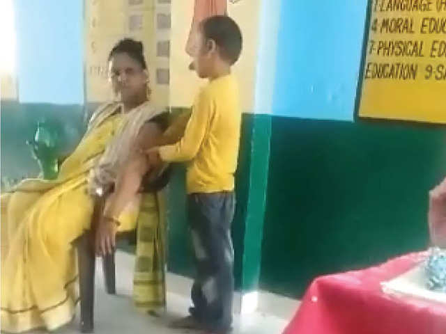 640px x 480px - Teacher Massage: Teacher gets student to massage her arm, is suspended:  Viral video - The Economic Times