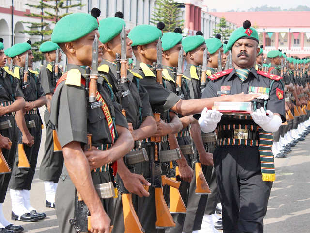 India) The Madras Regiment Bi-Metal Cast Cap Badge – Steady The Buffs  Militaria