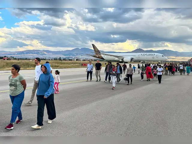 Frankfurt Hyderabad Flight में बम की अफवाह, 2 घंटे बाद वापस लौटी लुफ्थांसा की उड़ान 7 बम की झूठी धमकी के बाद, विस्तारा ने तुर्की हवाई अड्डे पर फंसे यात्रियों को निकालने के लिए वैकल्पिक विमान भेजा - द इकोनॉमिक टाइम्स