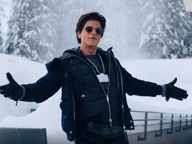 Watch] Shah Rukh Khan Fans Perform His Signature Pose Outside Mannat; Set  Guinness World Record - odishabytes