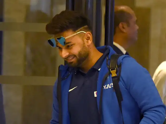 Rishabh Pant Sets Social Media On Fire Again Shares Happy Selfie With Girlfriend The Economic Times