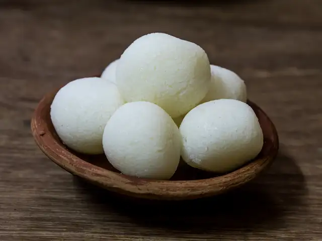 Odisha S Rasagola Or West Bengal S Rasogolla Which One Wins The Battle Of Flavours The Economic Times It is believed that rasgulla was invented in bengal where it was considered to be a traditional sweet. rasogolla which one wins the battle