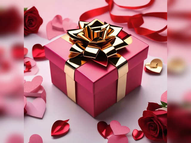 SKYTRENDS Valentine Day Gift - Girlfriend,Wife,Husband,Boyfriend Best Gift  For Birthday, Valentine Day Gift- 2 Chocolates,Gold Rose, Greeting -006, 4  count : Amazon.in: Grocery & Gourmet Foods