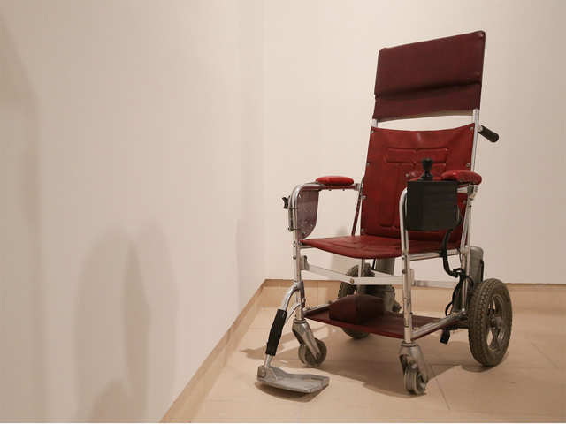 Stephen Hawking S Motorised Wheelchair Sells For A Whopping Usd