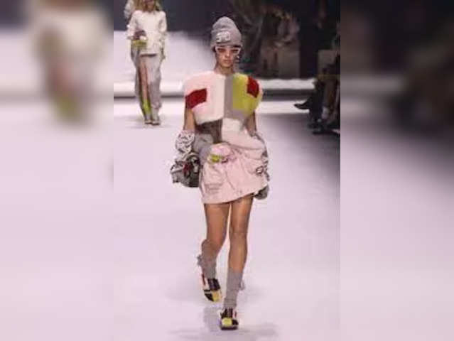 This detail from the Fendi show deserves a closer look