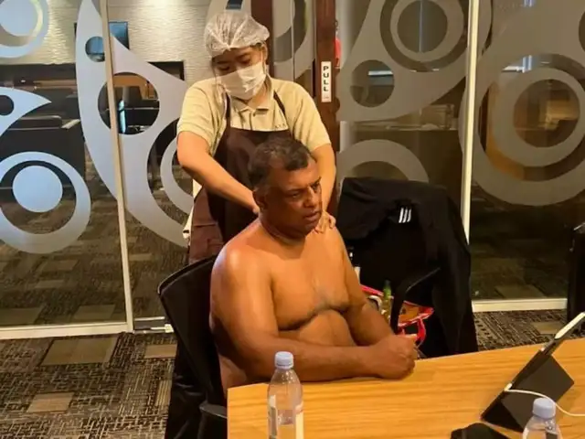 airasia: 'Don't think women in your company would feel safe.' AirAsia CEO  Tony Fernandes hits online turbulence after he sits shirtless for meeting  while getting a massage - The Economic Times