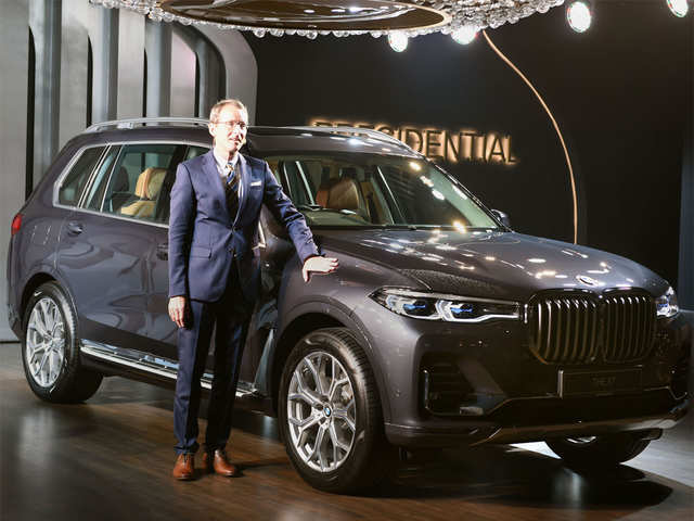 Bmw X7 Luxe On Wheels Bmw Drives In X7 To India At Rs 99 Lakh The Economic Times