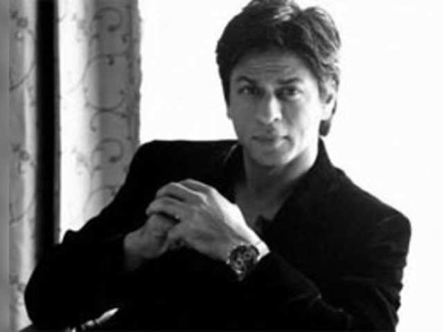 Shah Rukh Khan welcomes fans in his hotel room at 2 am, they say