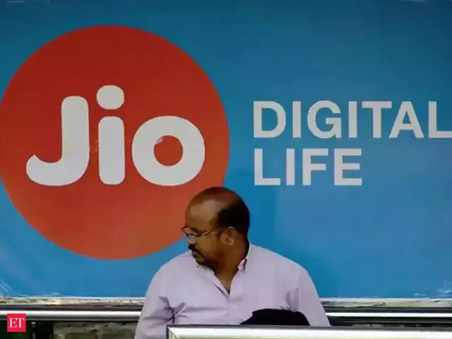 should we buy rcom share