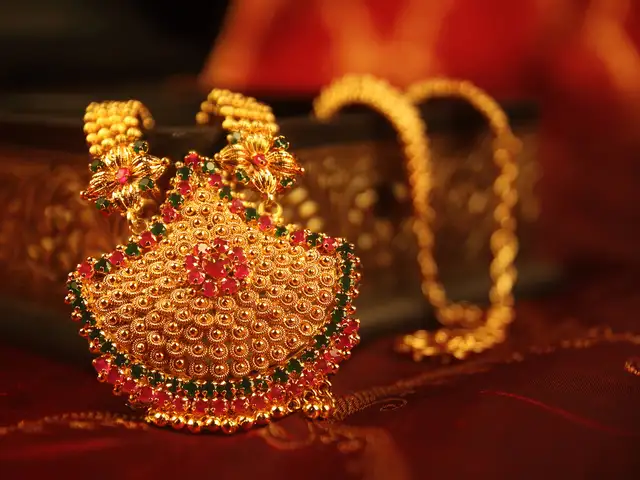 gold jewellery: Buying jewellery? You 