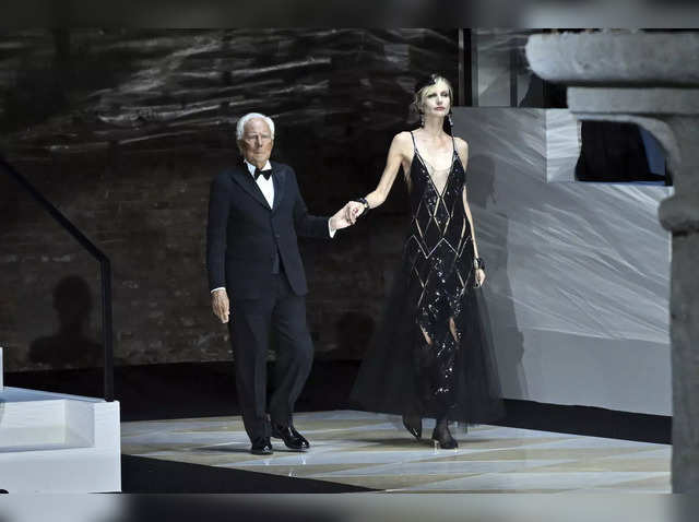 Armani brings sparkle to Milan Fashion with 2023 spring/summer line | Daily  Sabah