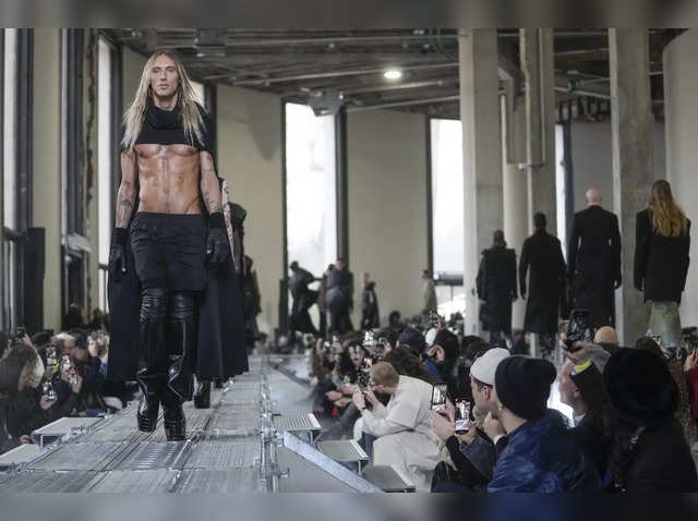 louis vuitton: Paris Fashion Show: Singer Rosalia performs at launch of Louis  Vuitton's menswear collection - The Economic Times